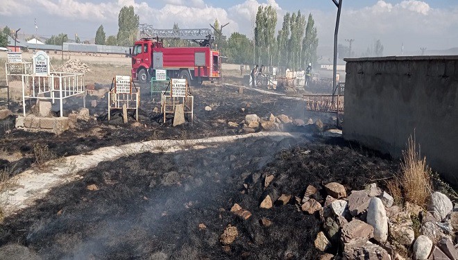 Saray'da mezarlık yangını