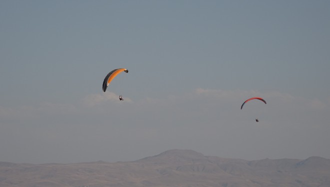 Erciş’te Van Gölü ve Süphan Dağı manzarası yamaç paraşütçülerinin ilgi odağı oldu