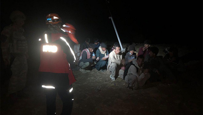 AFAD ve jandarma kayalıklarda mahsur kalan düzensiz göçmen için alarma geçti