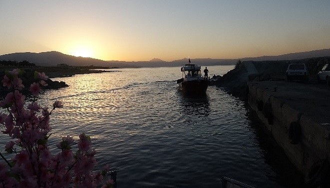 Van Gölü'nde karaya oturan balıkçı tekneleri yeniden göle açıldı