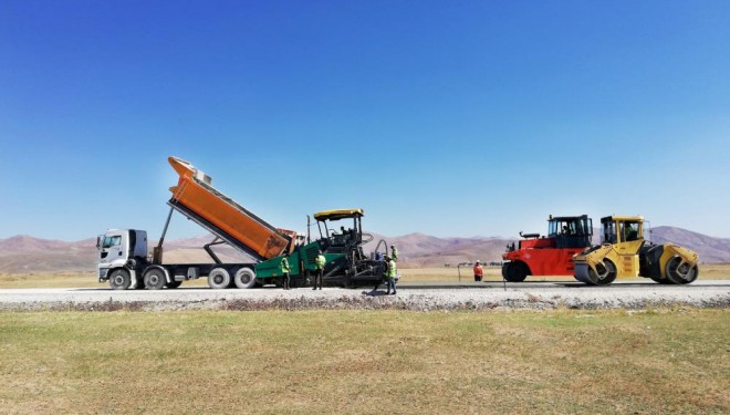 Türkiye’nin en soğuk ilçesinde beton yol çalışması