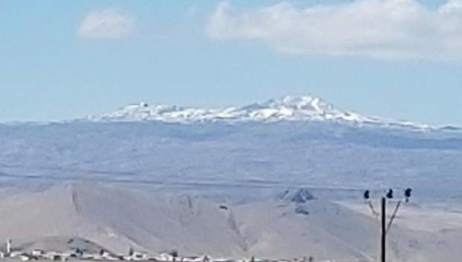 Tendürek Dağı'nın zirvesinde kar yağdı