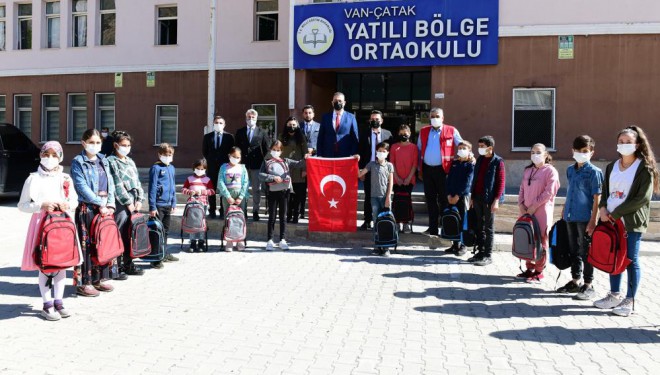 Kızılay’dan Çatak'taki öğrencilere kırtasiye yardımı