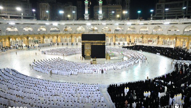 Mescid-i Haram'da sosyal mesafesiz ilk namaz kılındı