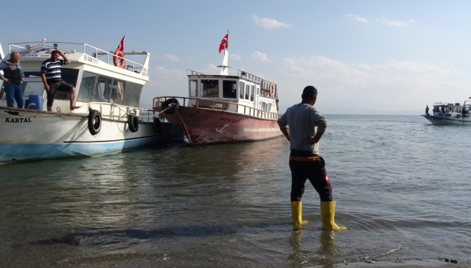 Van Gölü'nde kuraklık etkisi: Balıkçı tekneleri limana yanaşamadı