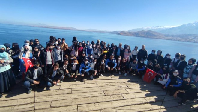 Vanlı öğrenciler Akdamar Adası’nı gezdi