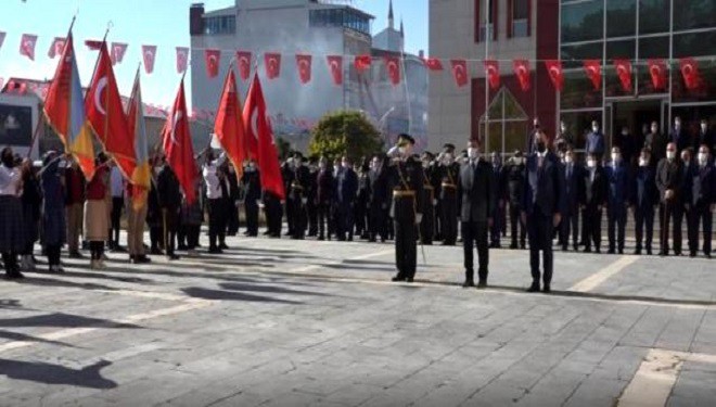 Erciş'te 29 Ekim Cumhuriyet bayramı dolayısıyla çelenk programı düzenlendi