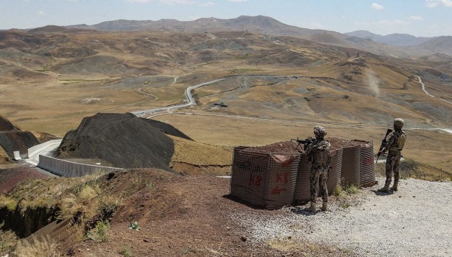 Van’da sınır geçişleri: Mülteciler sınırda şiddet görerek, içeride belgesiz bırakılarak geri itiliyor