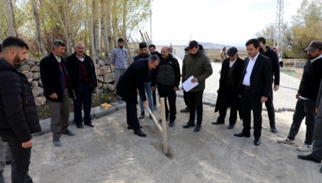 Gürpınar'da parke taşı çalışmaları sürüyor