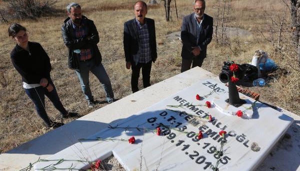 Depremde yaşamını yitiren DHA muhabiri Cem Emir, mezarı başında anıldı