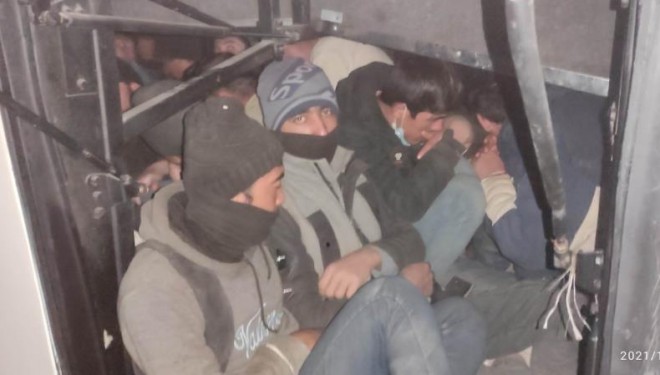 Tur otobüsünün bagajından 55 düzensiz göçmen çıktı