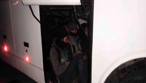 Tur otobüsünün bagajından 55 düzensiz göçmen çıktı!