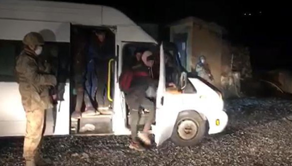Bitlis'te 15'er kişilik iki minibüsten 63 kaçak göçmen çıktı!