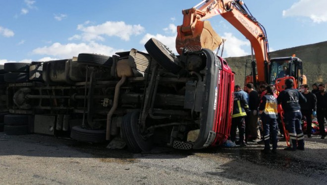 Van’da cam yüklü tır devrildi: 2 yaralı