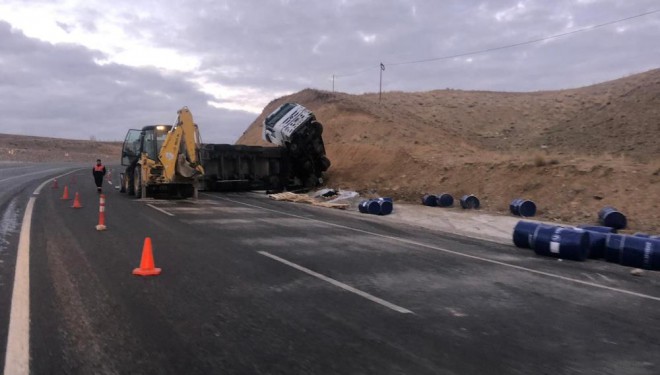 Başkale’de tır devrildi: 1 yaralı