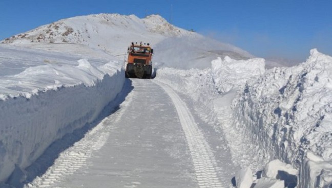 Sınır hattı Başkale'de kar kalınlığı 3 metreyi buldu!