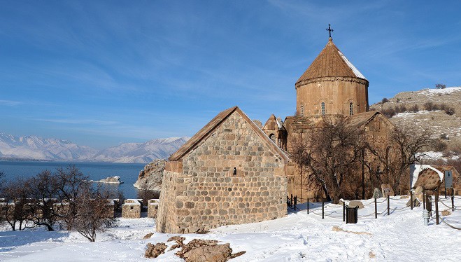 Akdamar Adası'nda seyrine doyumsuz kış manzarası