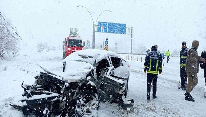Van'da kar yağışı trafik kazalarına neden oldu
