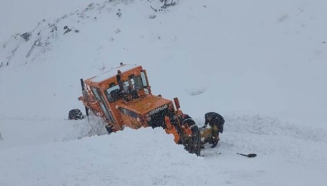 Van'da kar temizliği yapan iş makinesinin üzerine çığ düştü!