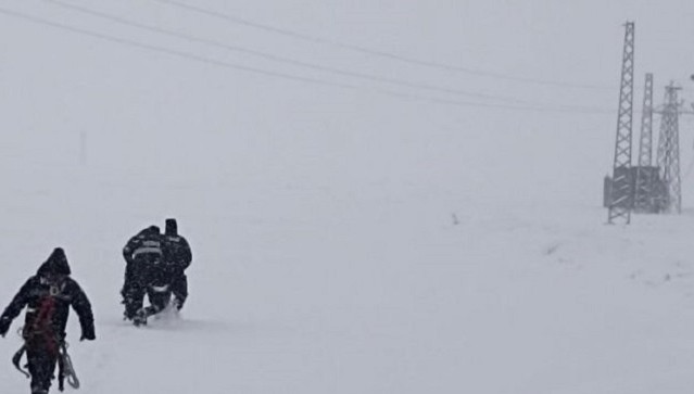 VEDAŞ ekipleri yoğun kar yağışı nedeniyle zor anlar yaşadı