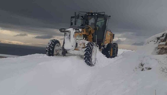 Tuşba'da karla mücadele çalışmaları aralıksız sürüyor
