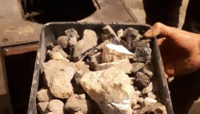 Van'da yardım diye dağıtılan kömür torbalarının içinden taş çıktı!