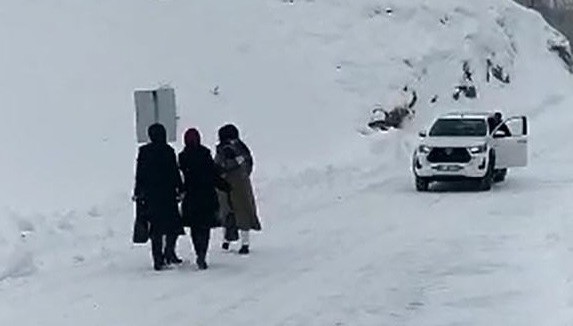 Yola çığ düştü, öğretmenler son anda kurtuldu