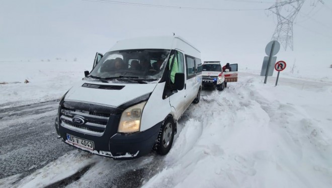 Yolda mahsur kalıp donma tehlikesi geçiren yolcular kurtarıldı