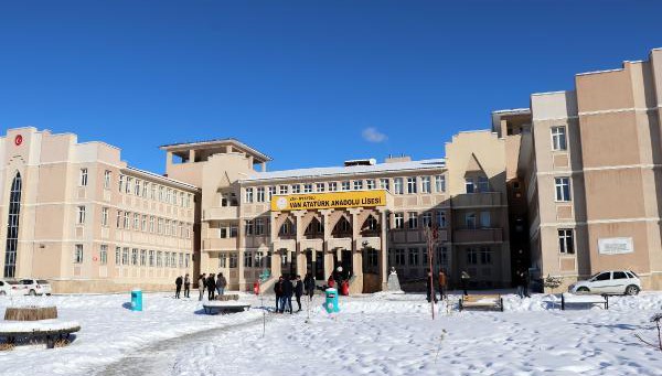 Van'da, öğrenciler karne heyecanı yaşayamadı