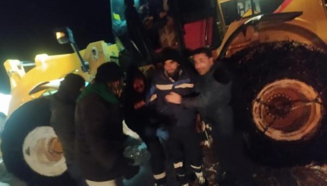 Van'da arızaya giden 4 elektrik şirketi çalışanı donmak üzereyken kurtarıldı
