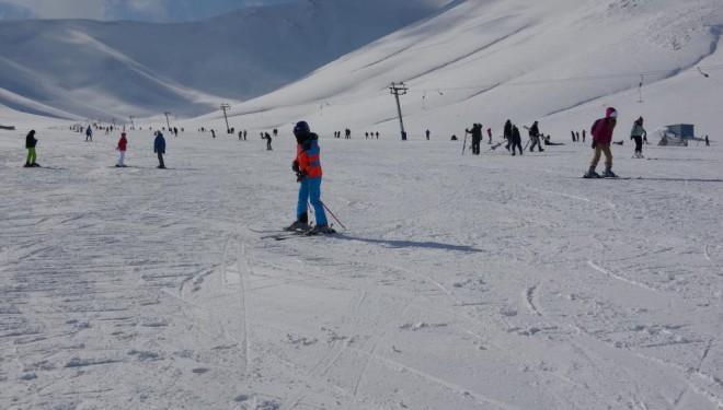 Van’da kayakla tanışan çocuklar eğlenceli vakit geçiriyor