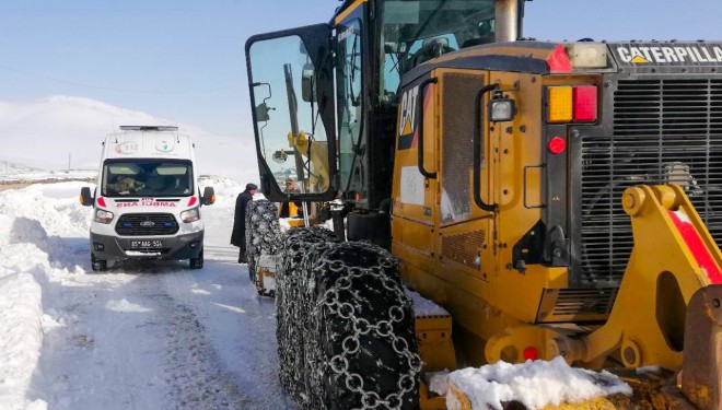 Gürpınar'da karla mücadele çalışmaları sürüyor