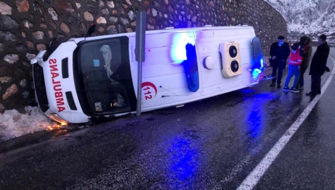 Tatvan'da ambulans devrildi: 2 yaralı