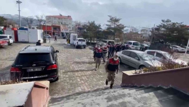 Muradiye'de göçmen kaçakçılığı yapan 5 kişi tutuklandı