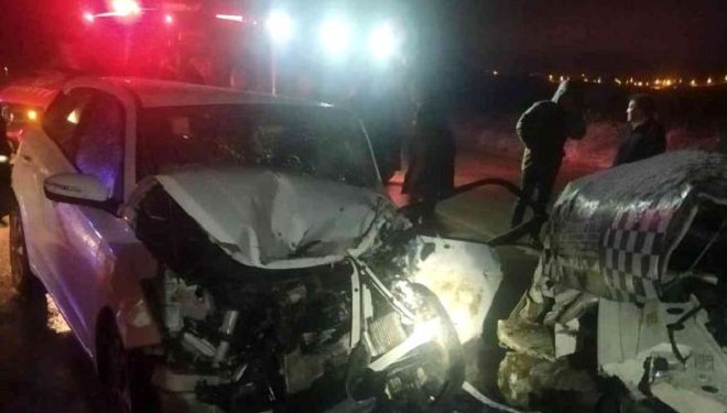 Van'da otomobil ile minibüs kafa kafaya çarpıştı: 1'i ağır 5 yaralı