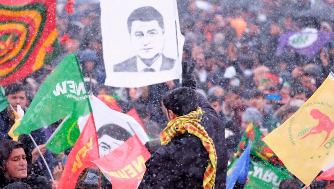 Van'da  yüz binler kar altında Newroz'u kutladı