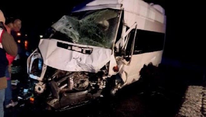 Gevaş'ta otomobille işçileri taşıyan minibüs çarpıştı: 15 yaralı!