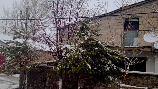 Özalp'ta Nisan karı