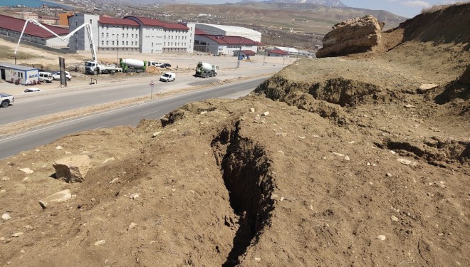 Edremit TOKİ yolu heyelan tehlikesine karşı kapatıldı