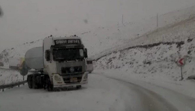 Van'da Güzeldere Geçidi'nde onlarca araç mahsur kaldı