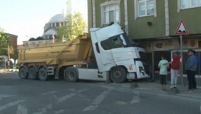 Hafriyat kamyonu binaya çarptı, korku dolu anlar yaşandı