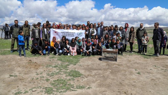 Vanlı öğrenciler kuş gözlemi yapıp bilgilendirildi