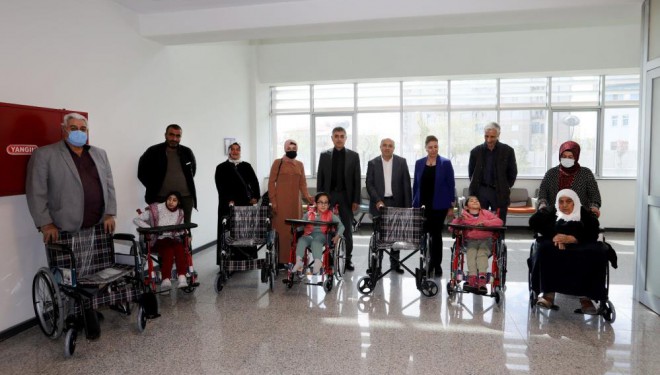 Van Büyükşehir Belediyesinden 7 kişiye tekerlekli sandalye