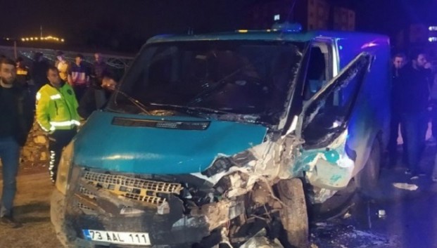 İki araç kafa kafaya çarpıştı: 1'i polis 2 kişi yaşamını yitirdi!