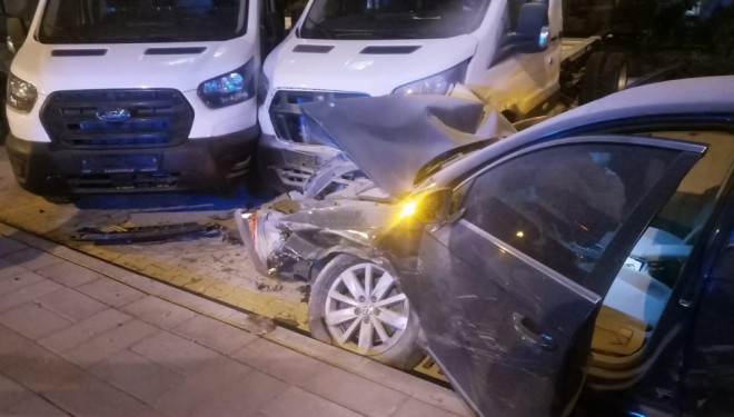 Van'da trafik kazası: Araç, bayiye daldı!
