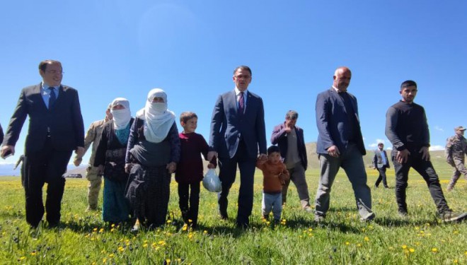 Vali Balcı, İran’ın sıfır noktasında hayvanlarını otlatan çoban ve peynir otu toplayan vatandaşları ziyaret etti