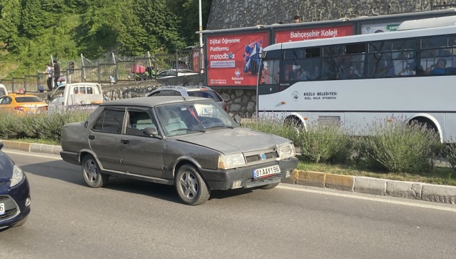 Düğün konvoyunun önüne atlayan çocuğa otomobil çarptı!