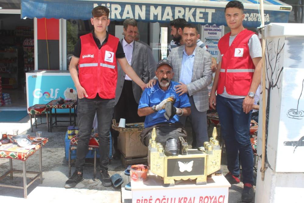 Kızılay ekibinden ayakkabı boyacısına sürpriz