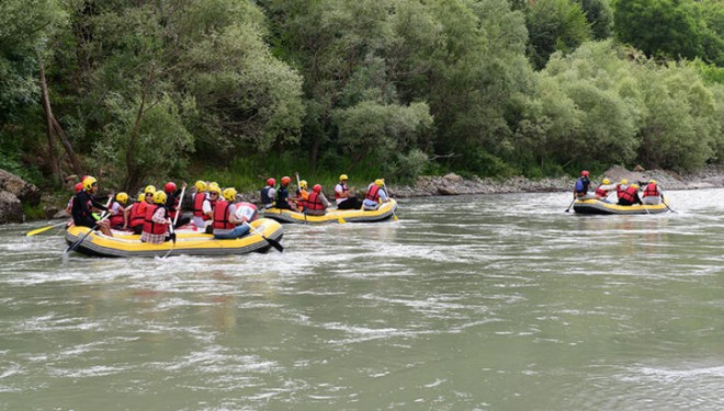 Çatak'taki festivale katılan İranlı turistler rafting yaptı