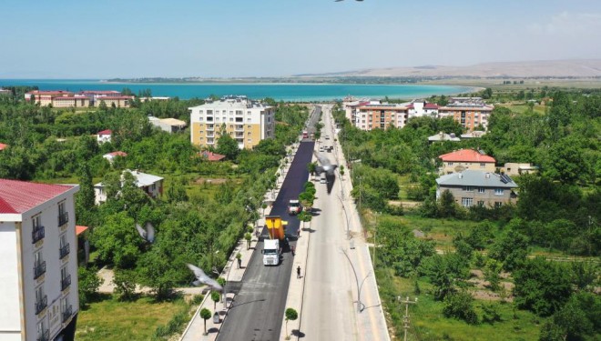 Van Büyükşehir Belediyesi, Gevaş Atatürk Caddesi’ni asfaltlıyor
